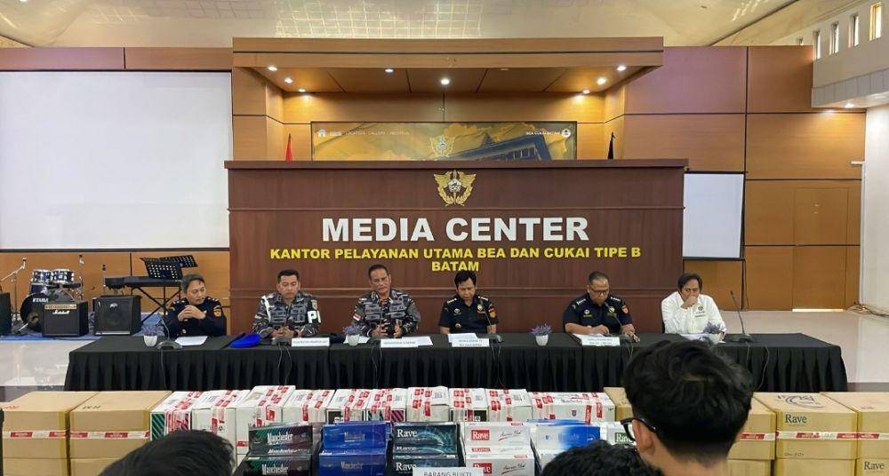 TNI Angkatan Laut (AL) bekerja sama dengan Bea Cukai Batam menyita 3,5 juta batang rokok ilegal dari Pelabuhan Telaga Punggur, Batam, Kepulauan Riau. (Dokumentasi Puspen TNI)