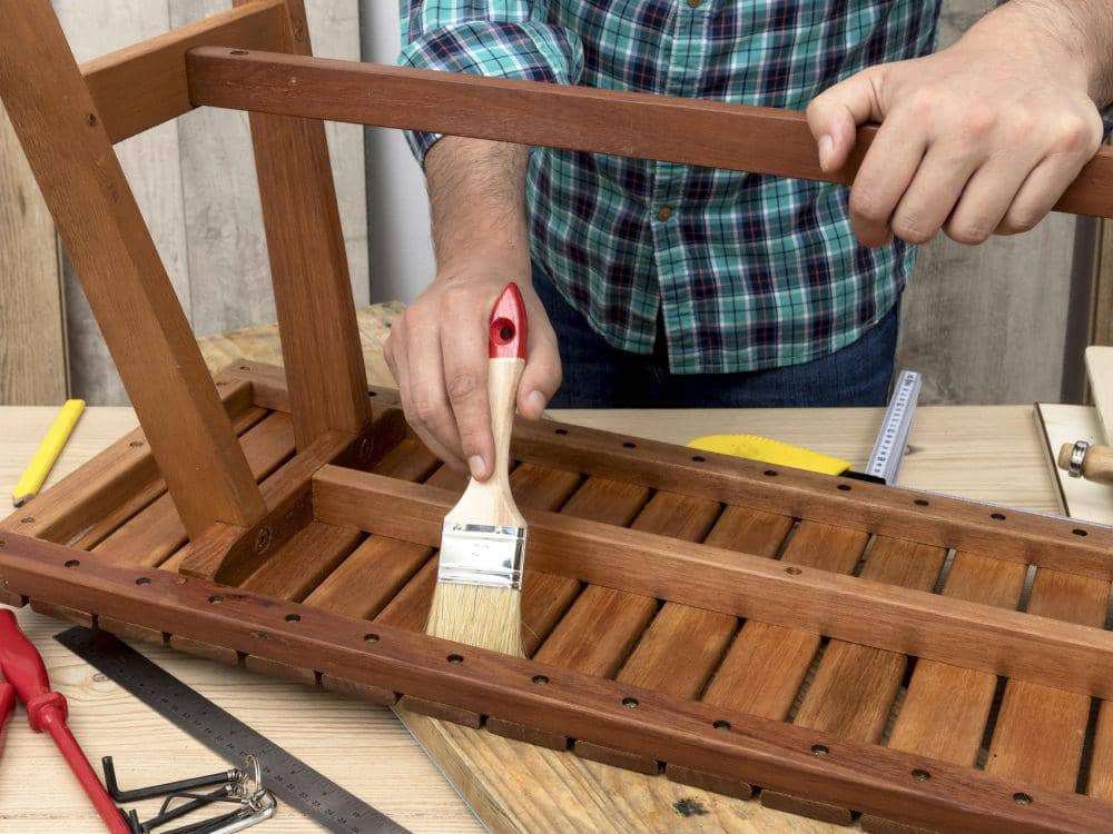 ilustrasi mengoleskan sealant kayu (freepik.com/freepik)