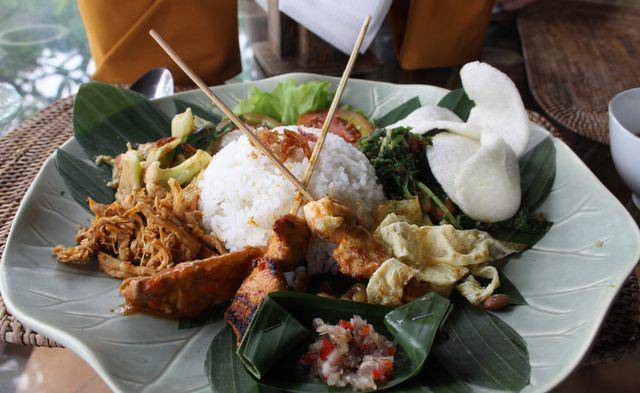 Ilustrasi nasi campur bali (vecteezy.com/coraunk)