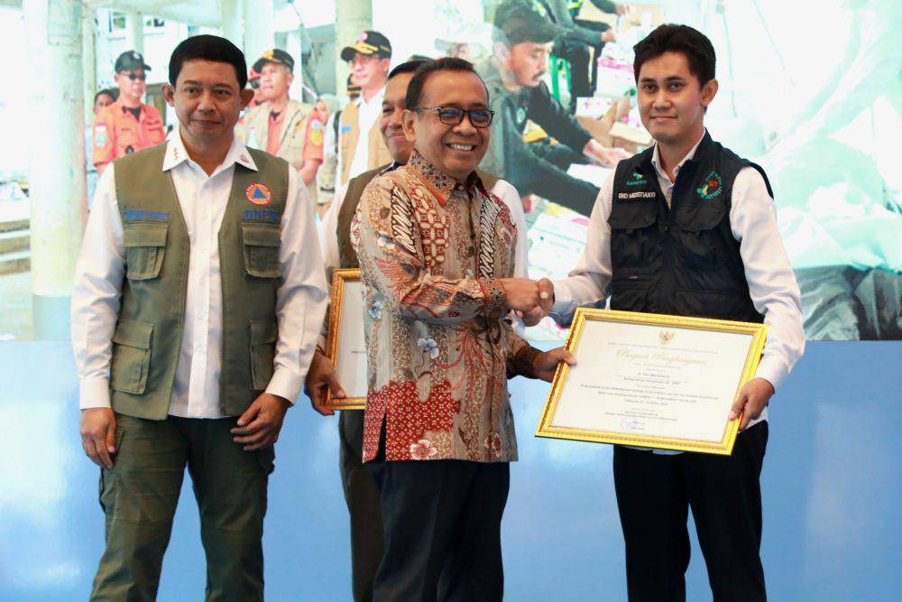 Menko PMK Pratikno saat memberikan penghargaan kepada personel Tim Delegasi Bantuan Kemanusiaan Vanuatu dan Myanmar, di Graha BNPB, Jakarta, Selasa (20/5/2025), (bnpb.go.id).