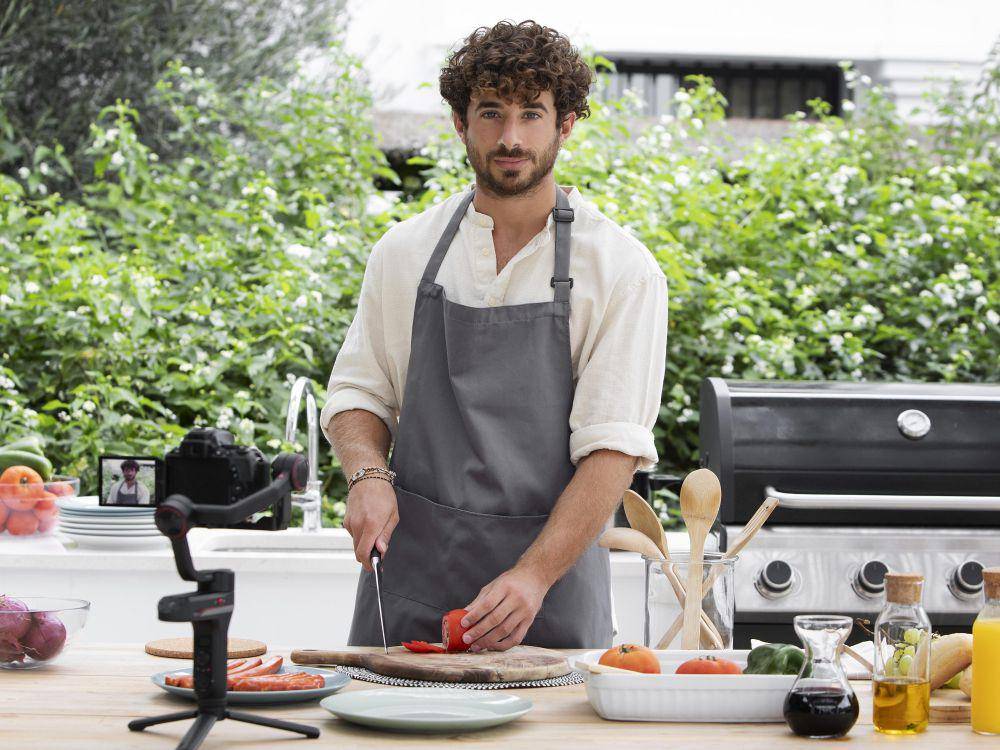 ilustrasi memasak di dapur outdoor (freepik.com/freepik)