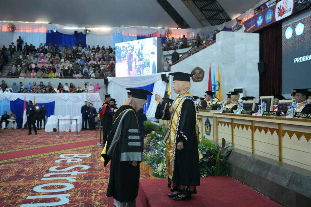 Sofia Dewi, Lulusan Terbaik Program Doktor Ilmu Ekonomi, Fakultas Ekonomi dan Bisnis (FEB Unila) (Dok/Humas Unila)