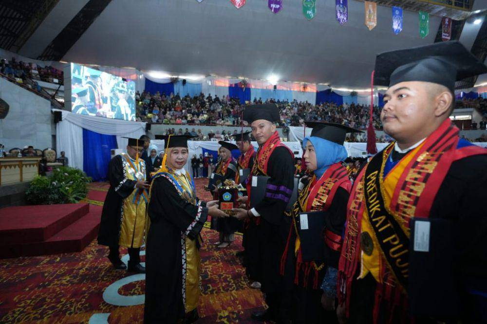 Riyadh Firdaus, Lulusan Terbaik I Magister Unila (Dok/Humas Unila)