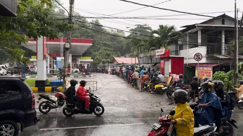 BBM Langka di Balikpapan, Warga Antre Berjam-jam Sambil Hujan-hujanan