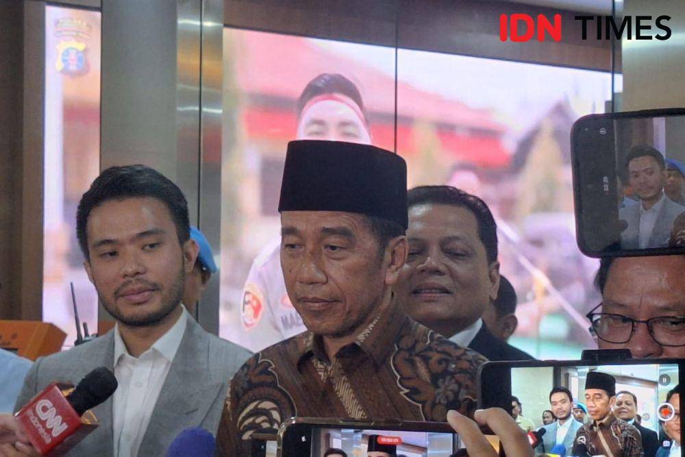 Jokowi usai hadir di Gedung Bareskrim Polri pada Selasa (20/5/2025). (IDN Times/Lia Hutasoit)