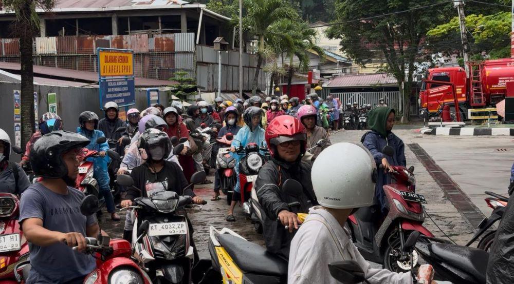 Pertamax Masih Langka, SPBU Balikpapan Disesaki Antrean Kendaraan