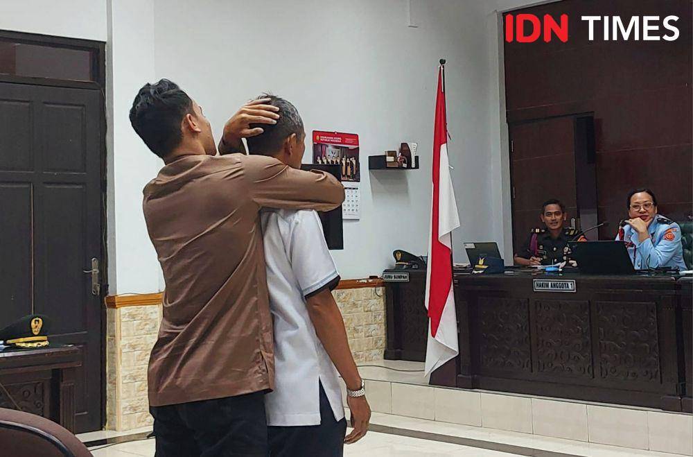 Saksi Rahmad Ramadhan saat mencontohkan cara mempiting lawan di hadapan majelis persidangan, di Pengadilan Militer Banjarmasin, di Banjarbaru, Senin (19/5/2025). (Hendra Lianor/IDN Times)