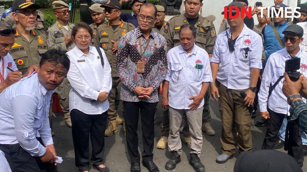 Sekda DIY, Beny Suharsono (mengenakan batik) saat menemui peserta demo ojol di Kota Yogyakarta. (IDN Times/Tunggul Damarjati)