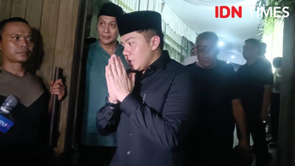 Seskab Teddy Keluar Bareng Raffi Ahmad dari Rumah Najwa Shihab