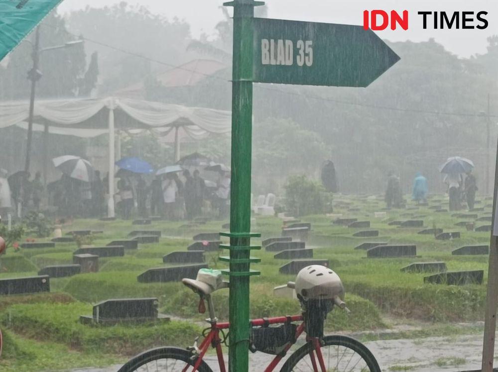 Jelang Pemakaman Suami Najwa Shihab, TPU Jeruk Purut Hujan Deras