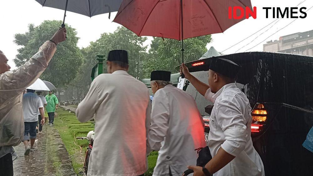 Quraish Shihab Sambut Jenazah Ibrahim, Suami Najwa Shihab di Pemakaman