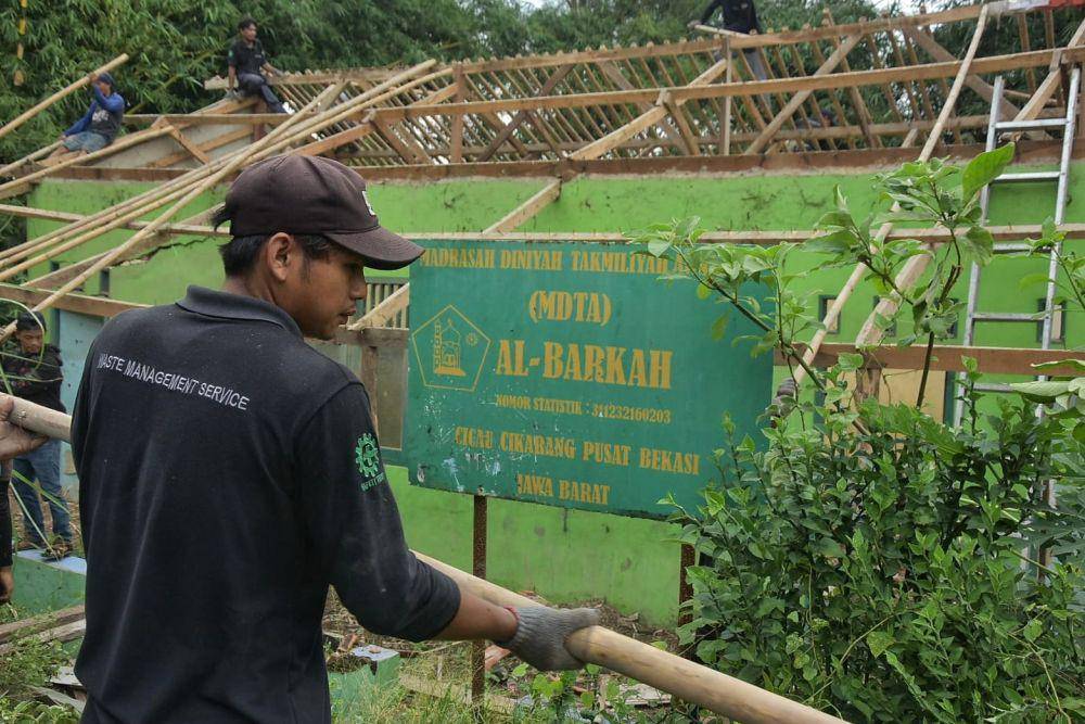 Ruang kelas Madrasah Diniyah Takmiliyah Awaliyah (MDTA) Al-Barkah Bekasi mulai diperbaiki. (Istimewa)