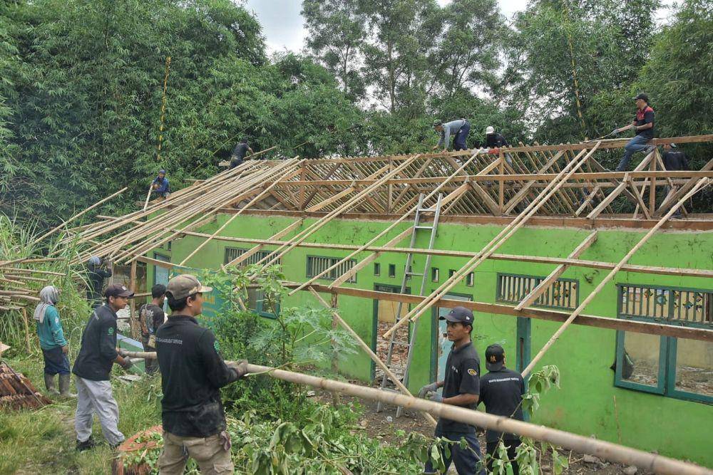 Ruang kelas Madrasah Diniyah Takmiliyah Awaliyah (MDTA) Al-Barkah Bekasi mulai diperbaiki. (Istimewa)