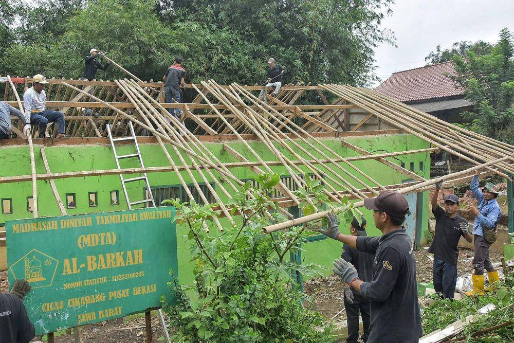 Ruang kelas Madrasah Diniyah Takmiliyah Awaliyah (MDTA) Al-Barkah Bekasi mulai diperbaiki. (Istimewa)