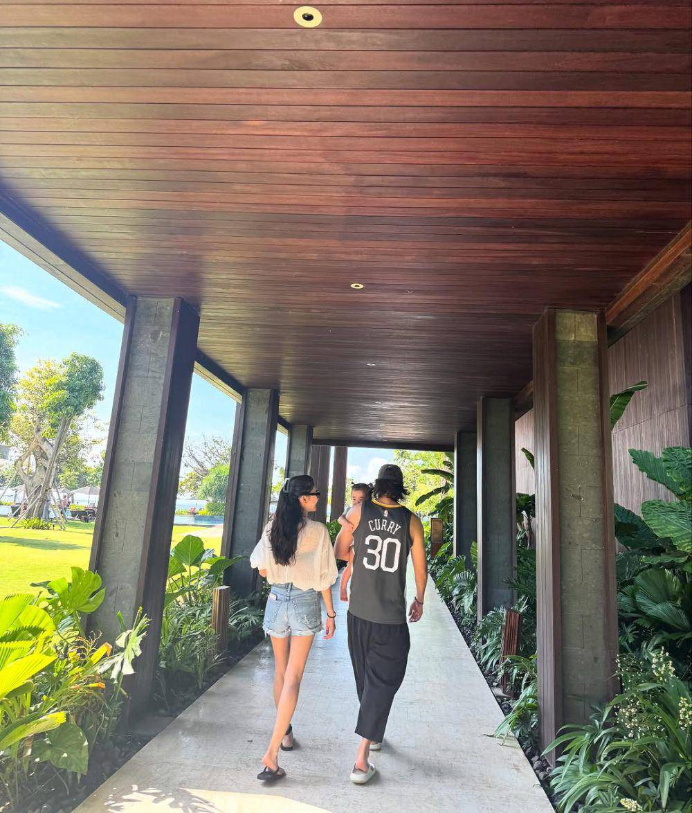 potret liburan Kim Yunjee di Bali (instagram.com/_yunjeekim_)