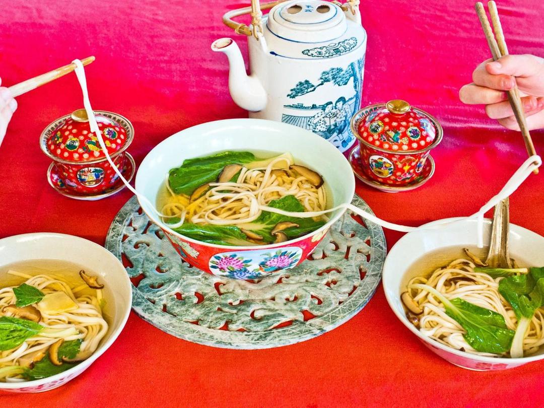 https://cdn.idntimes.com/content-images/post/20180122/20170116-chinese-new-year-2017-longevity-noodles-reilly-1500x1125-88e45287af2fc7dbe4aaa5a8b3ffdcc3.jpg