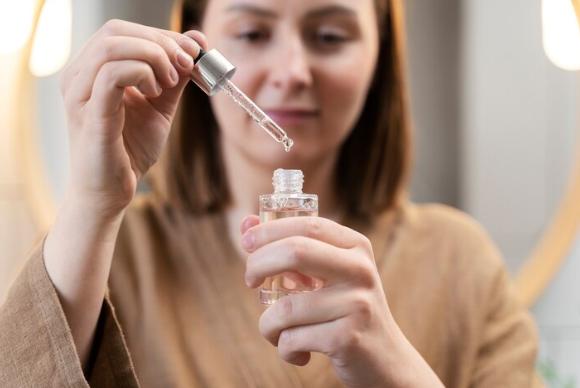 5 Kesalahan Pemakaian Serum Wajah yang Sering Dilakukan Anak Muda