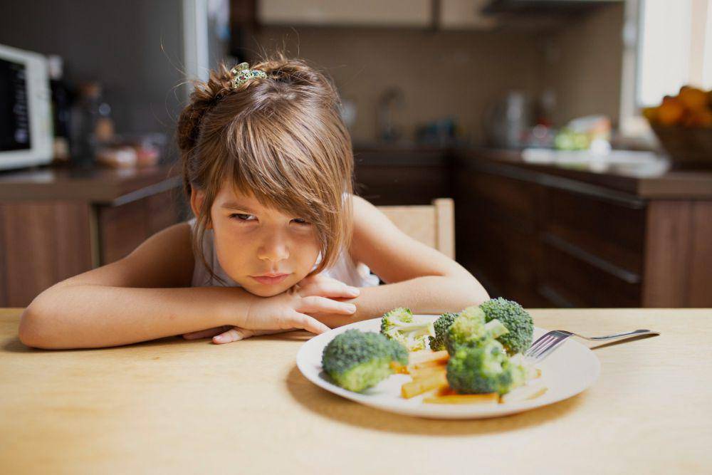 Ilustrasi anak menolak makan sayur (freepik.com/freepik)