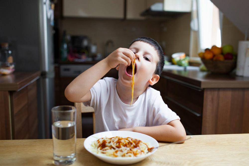 Ilustrasi anak makan mie (freepik.com/freepik)
