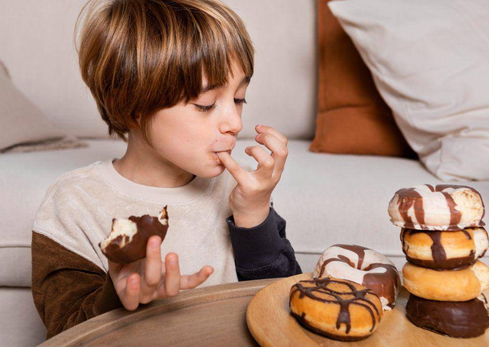 Ilustrasi anak makan donat (freepik.com/freepik)