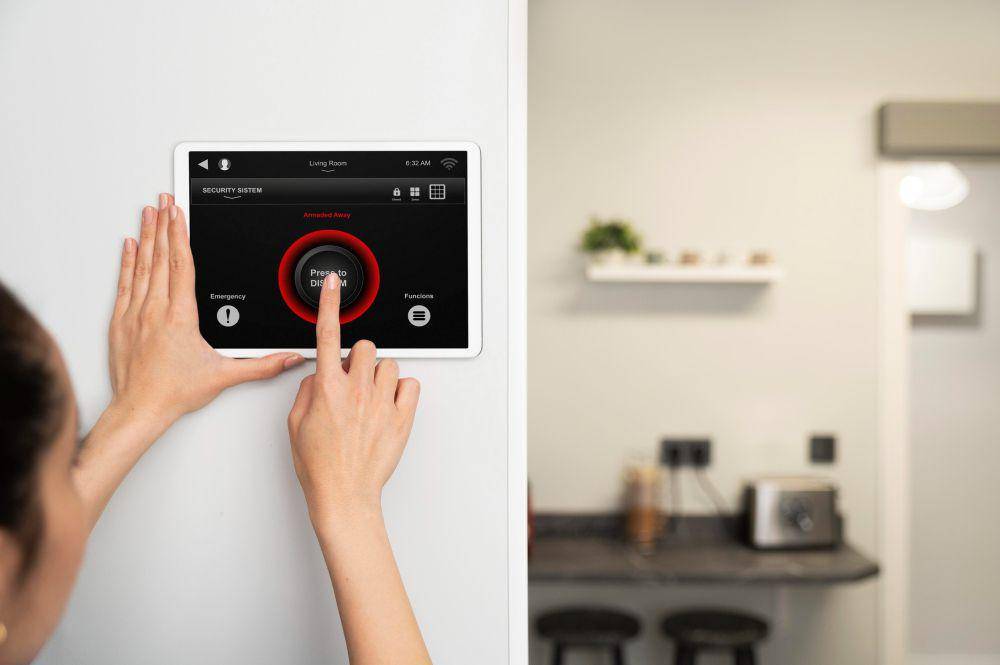 ilustrasi mengoperasikan smart plug lewat tablet (freepik.com/freepik)