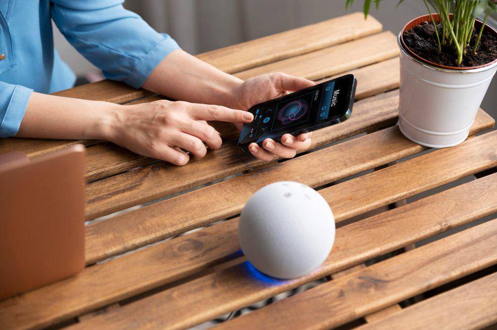 ilustrasi mengoperasikan smart plug dengan Alexa (freepik.com/freepik)