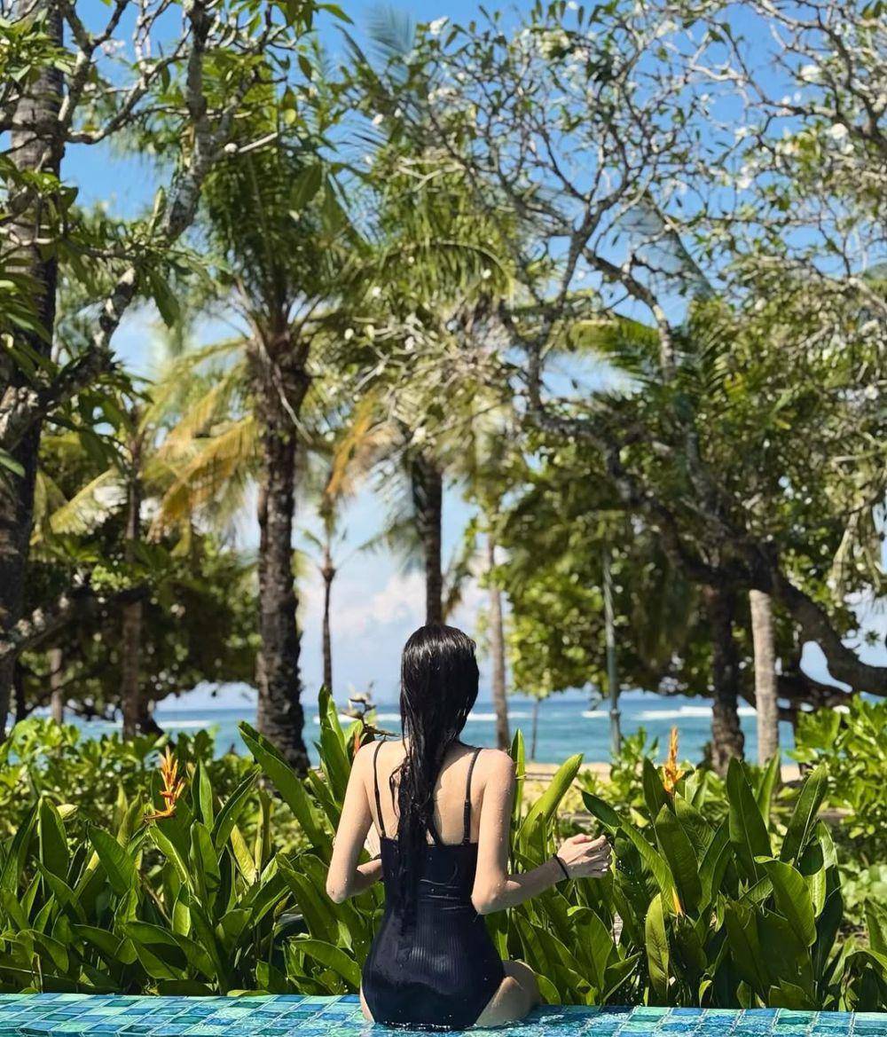 potret liburan Kim Yunjee di Bali (instagram.com/_yunjeekim_)