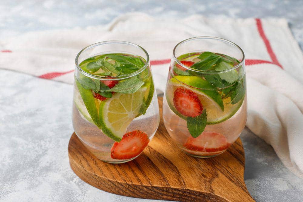 Ilustrasi infused water (freepik.com/azerbaijan_stockers)