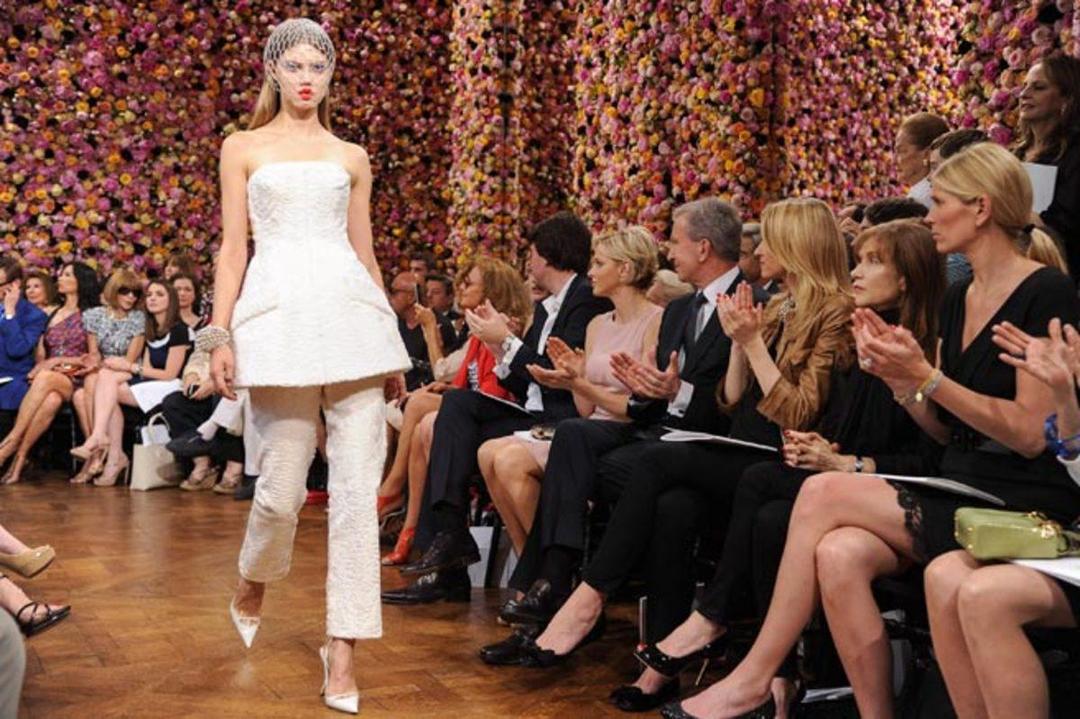 https://cdn.idntimes.com/content-images/post/20180326/54ae739bbc985-elle-dior-and-i-03-hjpg-236e21514902732b22e4a0b5ff819a04.jpg
