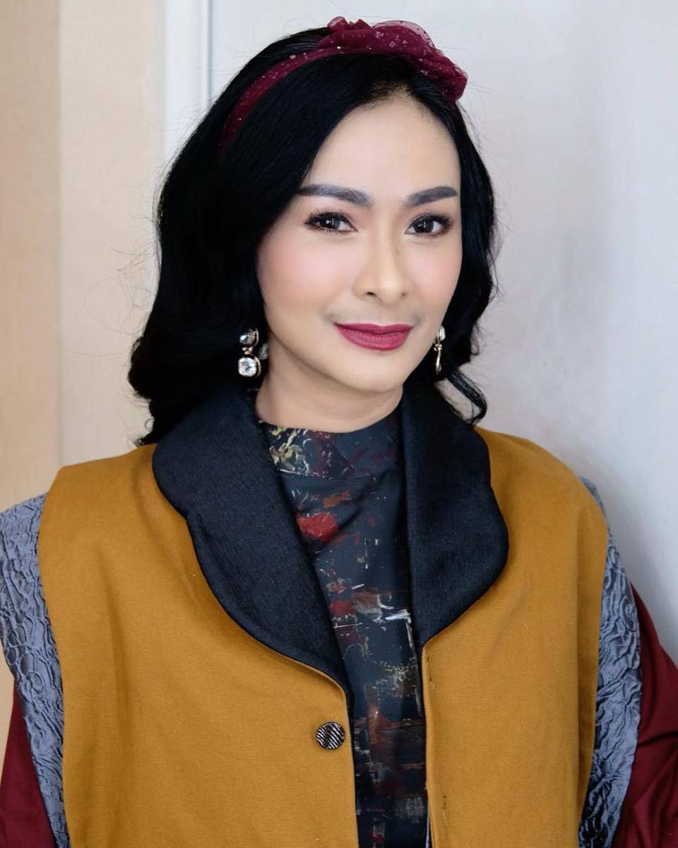 referensi flawless makeup ala Iis Dahlia (instagram.com/isdadahlia)