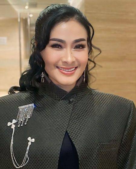 referensi flawless makeup ala Iis Dahlia (instagram.com/isdadahlia)