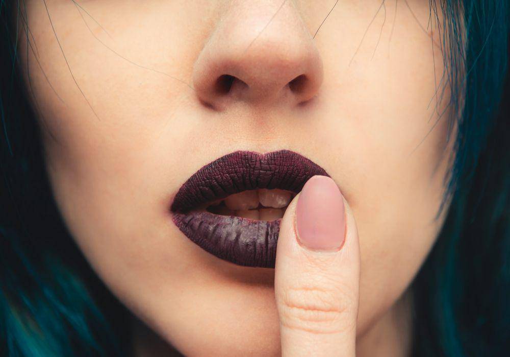 Ilustrasi burgundy lip (unsplash.com/Andriyko Podilnyk)