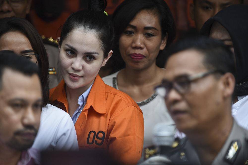 https://cdn.idntimes.com/content-images/post/20180105/antarafoto-jeniffer-dunn-ditangtkap-020118-hma-5-0695094aa55ec449b5148fb935454fae.jpg