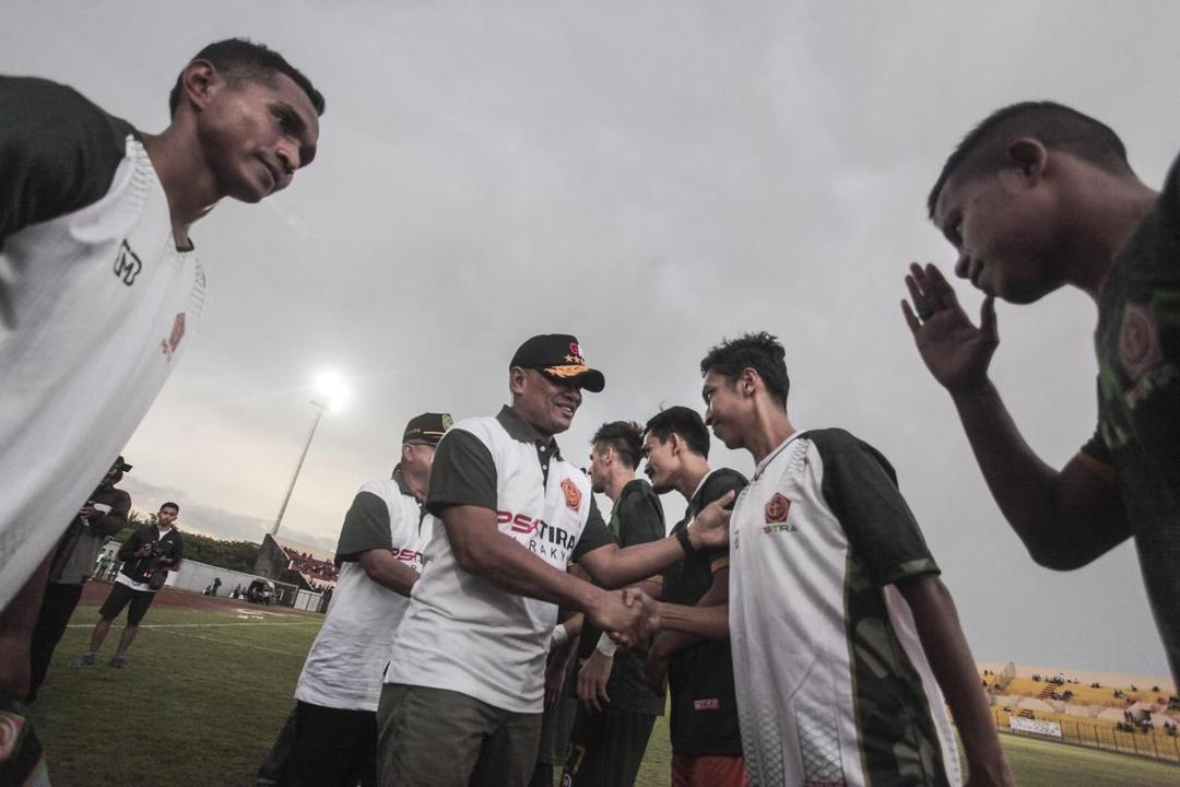 https://cdn.idntimes.com/content-images/post/20180326/antarafoto-peluncuran-tim-sepak-bola-ps-tira-180318-afa-1-cca72fed0451547ce44f053a3ff492ec.jpg