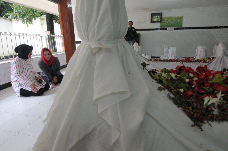 https://cdn.idntimes.com/content-images/post/20180122/antarafoto-risma-dan-puti-210118-ds-3-1516592004-68761-45172c5e85bf6a79ce5f43867b309a41.jpg