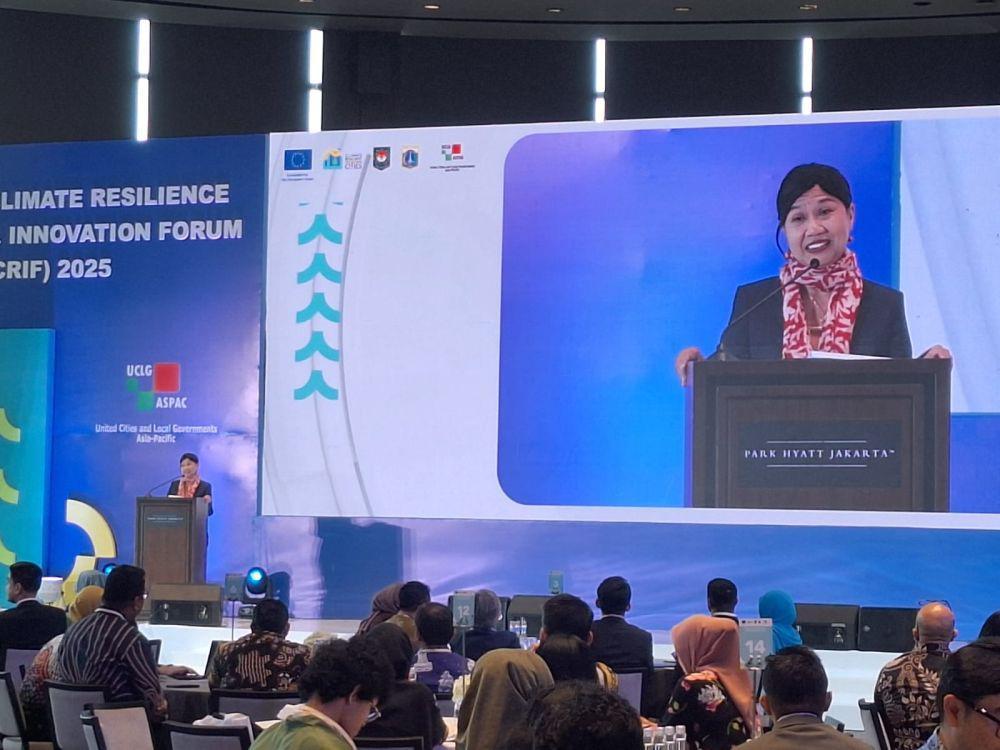 Sekretaris Jenderal UCLG ASPAC Dr. Bernadia Irawati Tjandradewi saat memberikan sambutan di Forum CRIF 2025, Rabu (21/5/2025) (Widdy Fatimah)