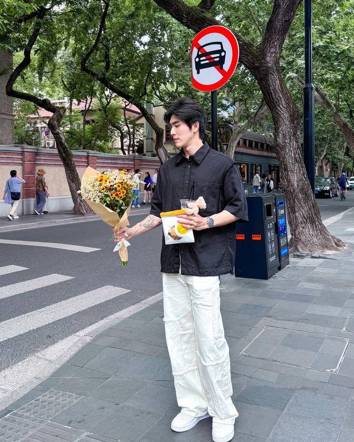 outfit hangout ala Boom Raweewit (instagram.com/bxxm_rvw)