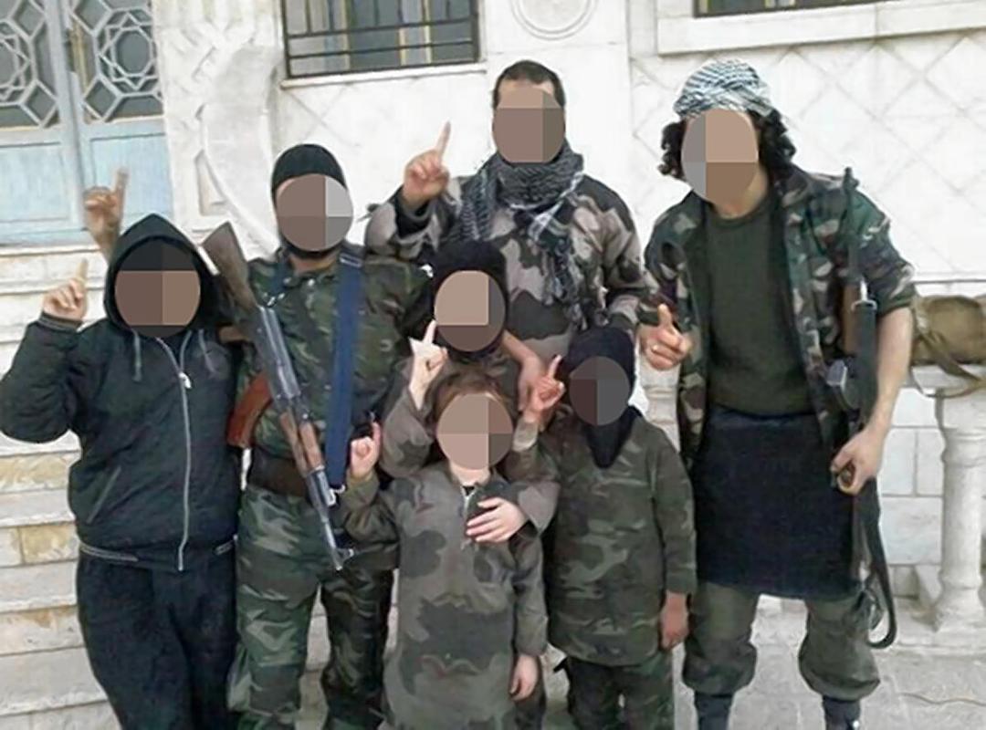 https://cdn.idntimes.com/content-images/post/20171219/child-soldiers-isis-503c0961cc65a05cada16e0055cb763e.jpg