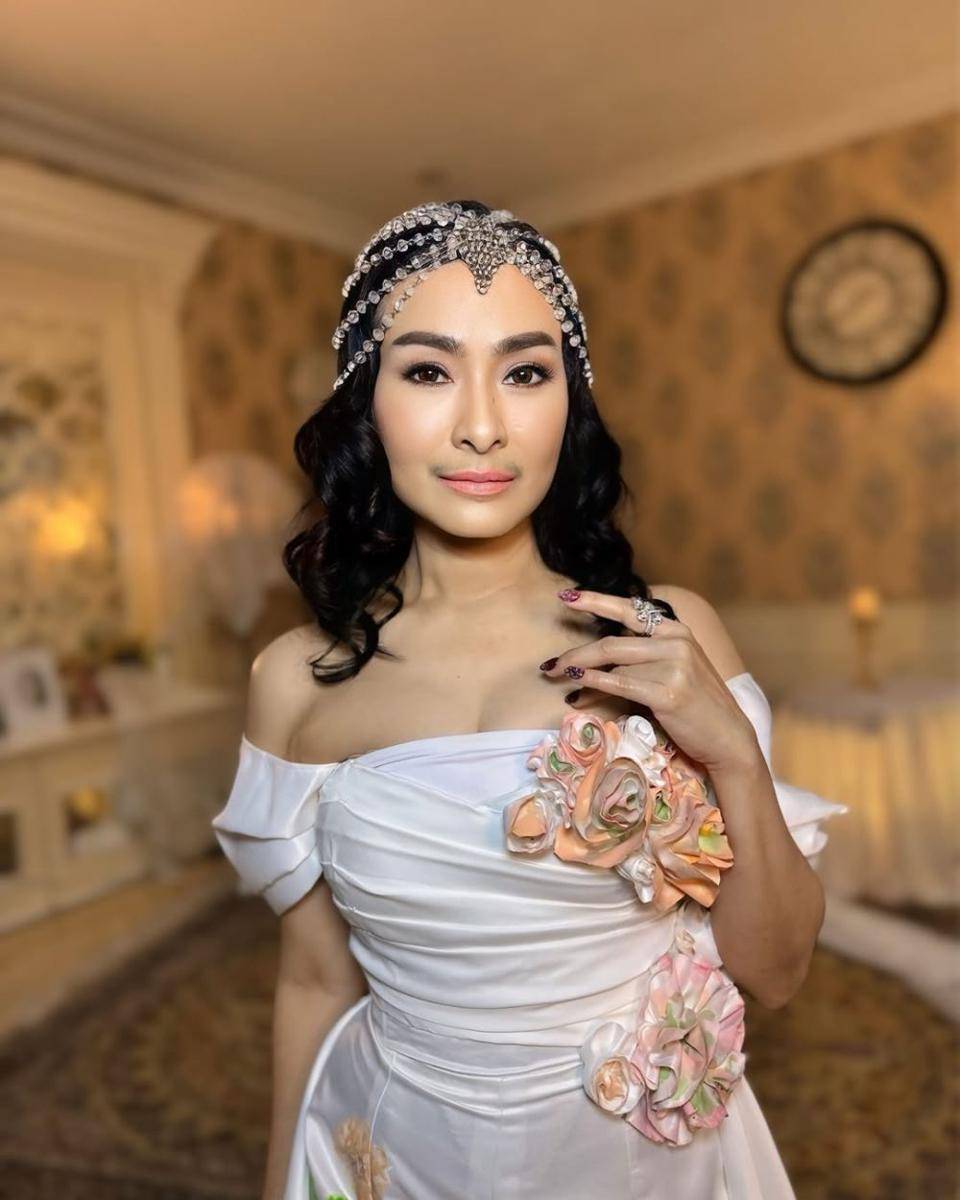 referensi flawless makeup ala Iis Dahlia (instagram.com/isdadahlia)