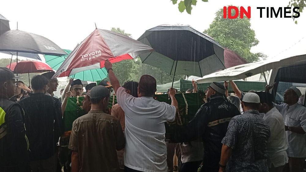 Riza Patria dan Sujiwo Tedjo Hadir di Pemakaman Ibrahim Assegaf