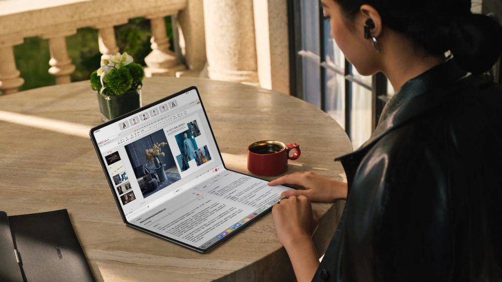 HUAWEI MateBook Fold, Laptop Layar Lipat Pertama dengan HarmonyOS