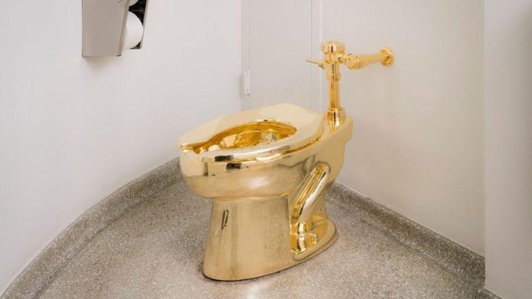 https://cdn.idntimes.com/content-images/post/20180126/golden-toilet-6bee2b6600b641449d12ae6533c03f23.jpg