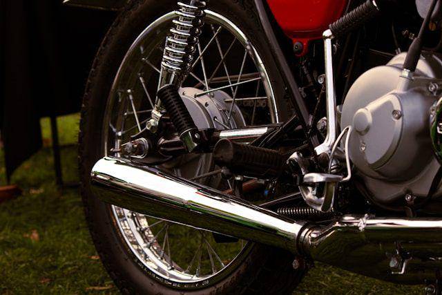 ilustrasi suspensi belakang motor (unsplash.com/Hasnain Sikora)