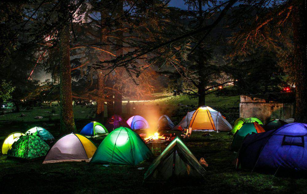 ilustrasi tenda perkemahan (unsplash.com/hichem350z)