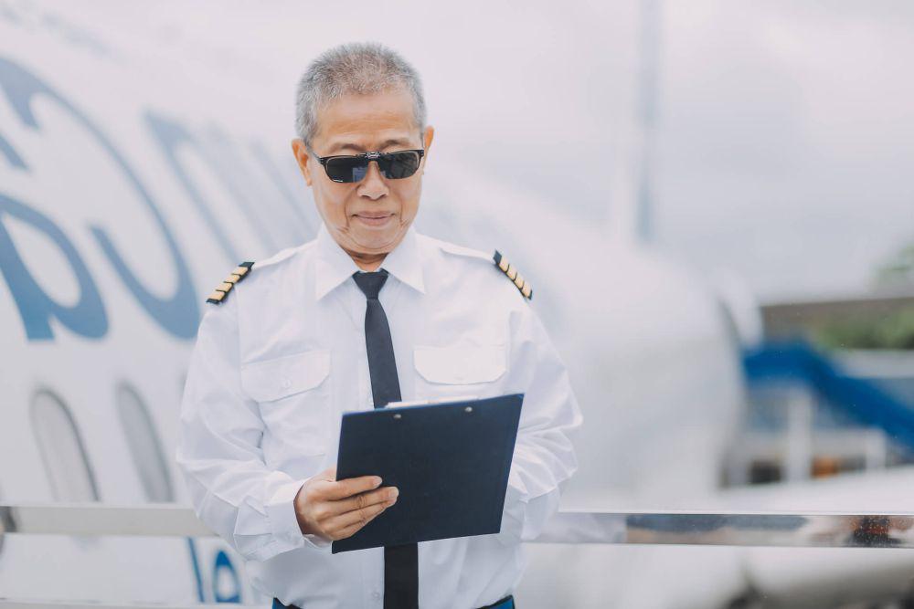ilustrasi pilot pesawat terbang (vecteezy.com/Titiwoot Weerawong)