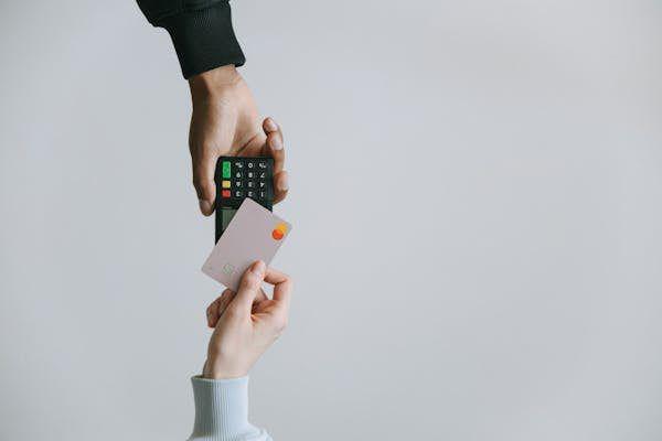 ilustrasi penggunaan paylater (pexels.com/Ivan Samkov)
