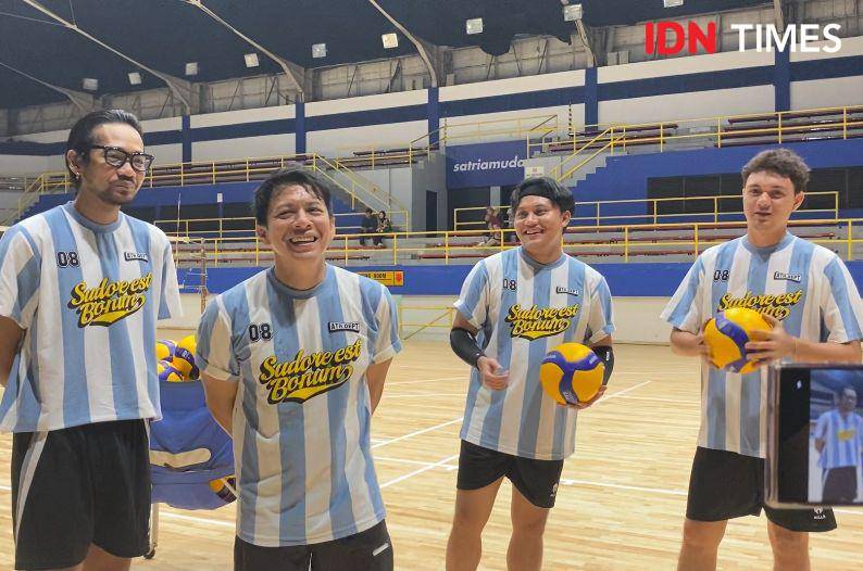potret latihan tim musisi jelang Bahkan Voli 2, Rabu (21/5/2025) (dok. IDN Times/Rani Asnurida)