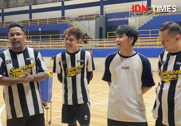 potret latihan tim komika jelang Bahkan Voli 2, Rabu (21/5/2025) (dok. IDN Times/Rani Asnurida)