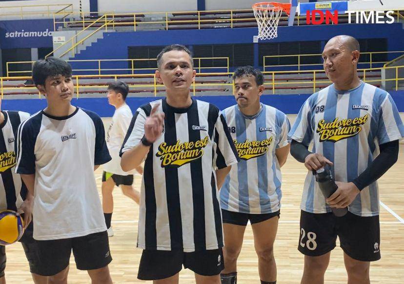 potret latihan tim komika jelang Bahkan Voli 2, Rabu (21/5/2025) (dok. IDN Times/Rani Asnurida)
