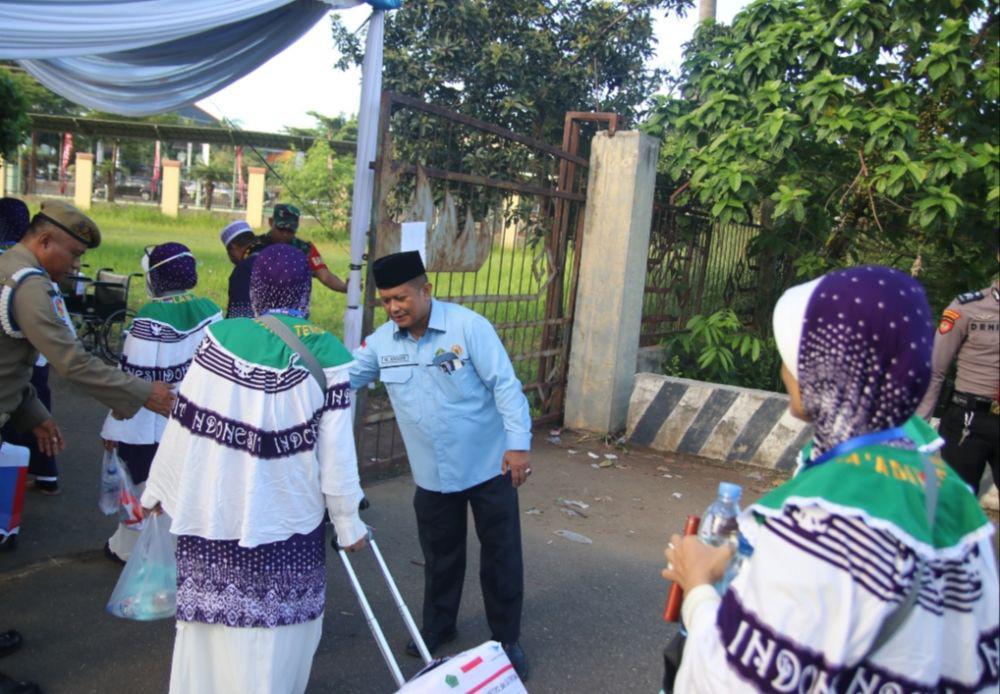 Rombongan jemaah haji Kloter 45 JKG asal Lampung bergerak meninggal Asrama Haji Lampung. (Dok. Kanwil Kemenag Lampung).